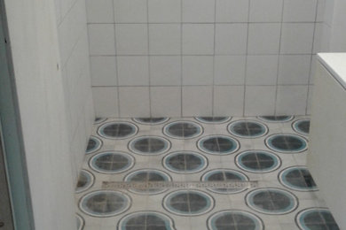 マルセイユにあるモダンスタイルのおしゃれな浴室の写真