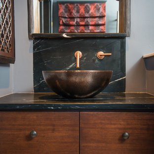 Bäder mit hellem Holzboden und Zink-Waschbecken/Waschtisch Ideen