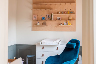 Exemple d'une chambre de bébé neutre moderne.