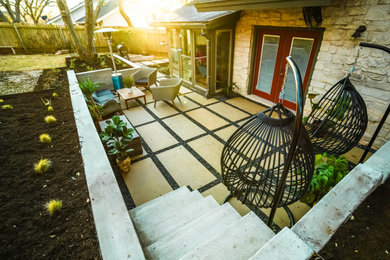 オースティンにある高級な中くらいなコンテンポラリースタイルのおしゃれな裏庭のテラス (天然石敷き) の写真