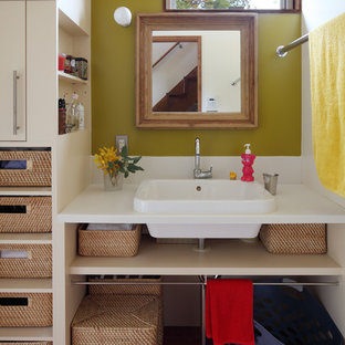 Ispirazione per una stanza da bagno padronale moderna con nessun'anta, ante bianche, vasca da incasso, piastrelle bianche, pareti bianche, pavimento in terracotta, lavabo a bacinella e top in superficie solida