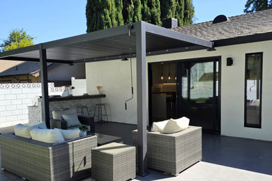 Example of a patio design in Los Angeles