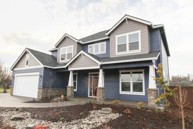 Arts and crafts home design photo in Portland