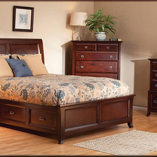 Idéer för ett mellanstort klassiskt huvudsovrum, med beige väggar och bambugolv