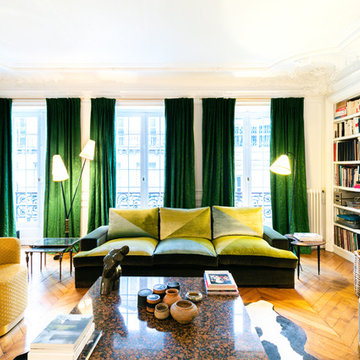 Infusion de couleur et esprit mid-century pour un appartement parisien