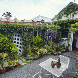 Geometrischer Stilmix Kiesgarten hinter dem Haus mit Gartenweg in Melbourne