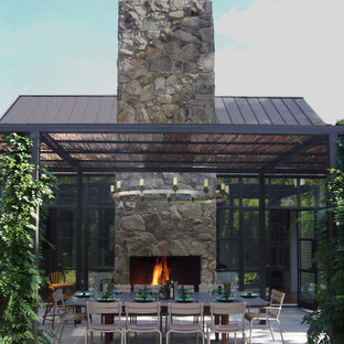 ニューヨークのカントリー風おしゃれなテラス・中庭 (ファイヤーピット、パーゴラ) の写真