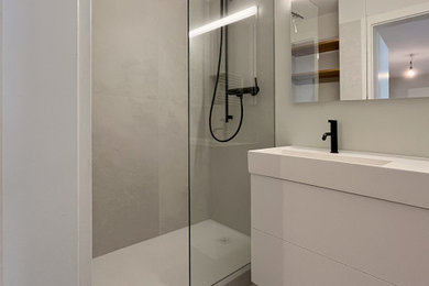 Kleines Modernes Badezimmer mit weißen Schränken, offener Dusche, Steinfliesen, Einzelwaschbecken und schwebendem Waschtisch in Sonstige