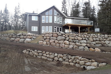 Inspiration for a rustic landscaping in Edmonton.