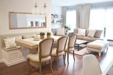 Foto de comedor tradicional renovado de tamaño medio cerrado con paredes beige, suelo de madera en tonos medios y suelo marrón