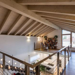 Ispirazione per un ingresso o corridoio contemporaneo con pareti bianche, parquet chiaro, pavimento beige, travi a vista, soffitto a volta e soffitto in legno