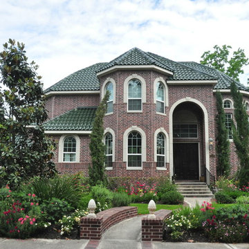 Cottage-style front yard in Braeswood Place