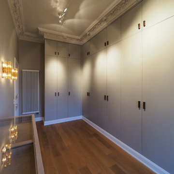 moderner Kleiderschrank im Ankleidezimmer - lackierte Fronten