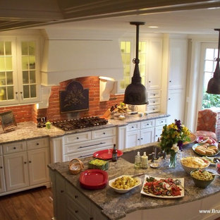 Zweizeilige, Kleine Klassische Küche mit Vorratsschrank, Schrankfronten mit vertiefter Füllung, weißen Schränken, Granit-Arbeitsplatte, braunem Holzboden, Kücheninsel und Küchenrückwand in Rot in Boston