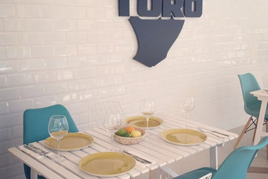 Imagen de comedor marinero de tamaño medio abierto con paredes blancas y suelo de baldosas de cerámica