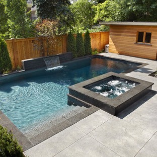 Mittelgroßer Moderner Pool hinter dem Haus in rechteckiger Form mit Betonplatten in Toronto