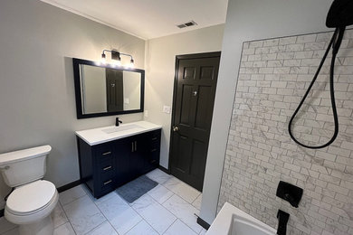 Idéer för mellanstora amerikanska vitt badrum med dusch, med skåp i shakerstil, svarta skåp, ett platsbyggt badkar, en dusch/badkar-kombination, en toalettstol med separat cisternkåpa, grå kakel, cementkakel, grå väggar, klinkergolv i porslin, ett integrerad handfat, bänkskiva i akrylsten, grått golv och med dusch som är öppen