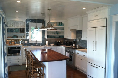 Kitchen - traditional kitchen idea in Philadelphia