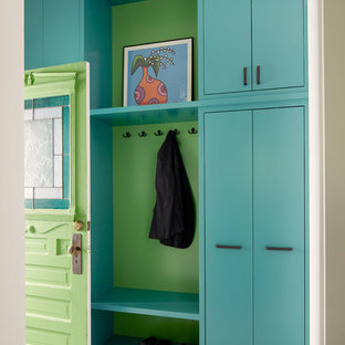 Inspiration för eklektiska farstur, med blå väggar, en enkeldörr och en grön dörr