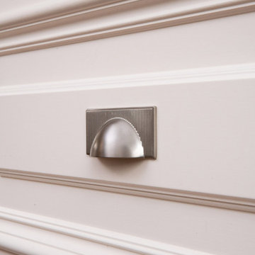 Traditional Lay-On Panelled with Large Mouldings Shaker Kitchen