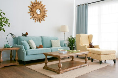 Example of an eclectic living room design in Cincinnati