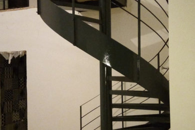 Идея дизайна: маленькая лестница в современном стиле