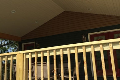 Imagen de terraza de estilo americano de tamaño medio en patio trasero y anexo de casas