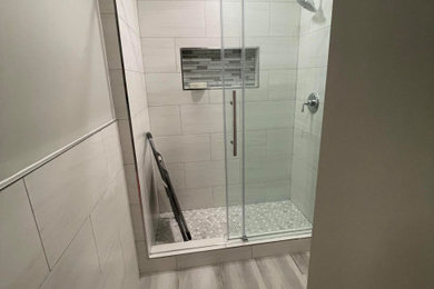 Bathroom - modern bathroom idea in Chicago