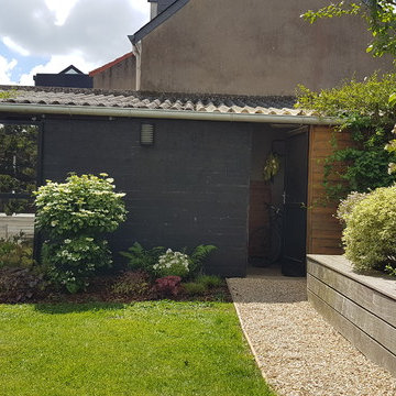 vue sur la banquette en bois et l'allée du jardin