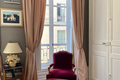 パリにあるお手頃価格の中くらいなトランジショナルスタイルのおしゃれな独立型リビング (グレーの壁、淡色無垢フローリング、茶色い床、暖炉なし) の写真