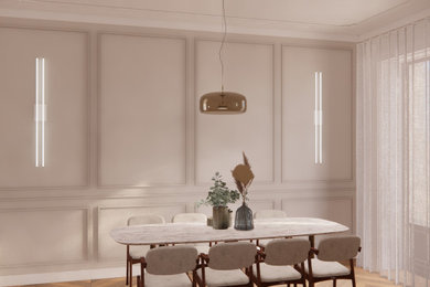 Immagine di una sala da pranzo design con pareti beige, parquet chiaro e boiserie