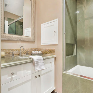 Ispirazione per una stanza da bagno con doccia minimalista di medie dimensioni con ante con bugna sagomata, ante bianche, vasca ad alcova, doccia ad angolo, WC a due pezzi, piastrelle multicolore, piastrelle in pietra, pareti rosa, pavimento in cementine, lavabo sottopiano, top in granito, pavimento verde, porta doccia scorrevole e top verde