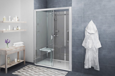 Aménagement d'une salle d'eau moderne de taille moyenne avec un carrelage gris, une cabine de douche à porte coulissante, une douche à l'italienne et une porte coulissante.