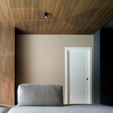 Rivestimento soffitto in legno e parete colorata