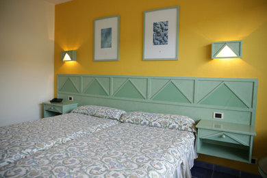 Imagen de dormitorio principal moderno de tamaño medio con paredes marrones