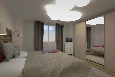 Ejemplo de dormitorio principal romántico de tamaño medio con paredes beige, suelo de madera clara y suelo marrón