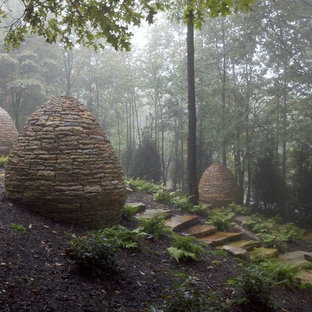 Großer, Schattiger Eklektischer Hanggarten mit Gartenweg und Natursteinplatten in Sonstige