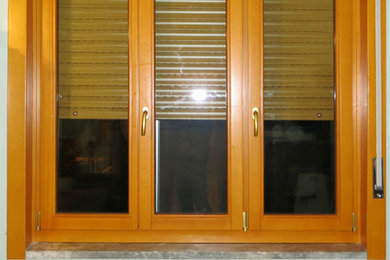 Fornitura di finestre in legno di Pino lamellare per un appartamento