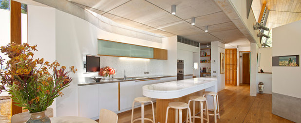 Современный Кухня by Richard Cole Architecture