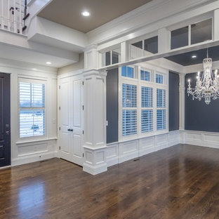 Idee per una grande porta d'ingresso classica con pareti beige, pavimento in sughero, una porta singola, una porta in legno scuro e pavimento marrone