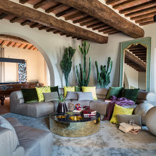 Offenes, Geräumiges Mediterranes Wohnzimmer mit beiger Wandfarbe und Backsteinboden in Florenz