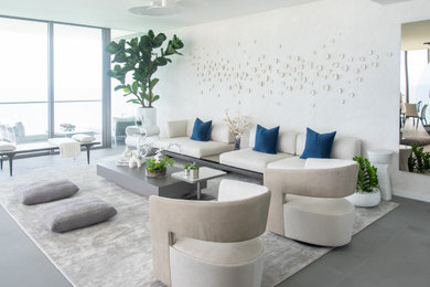 Diseño de salón para visitas moderno grande con suelo de piedra caliza, suelo gris y papel pintado