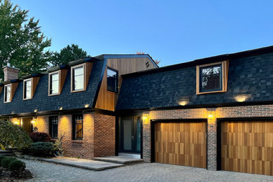 Foto de fachada de casa negra contemporánea de dos plantas con revestimientos combinados, tejado a doble faldón y tejado de teja de madera