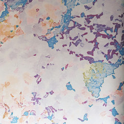 HOLCOMBE &ndash; PURPLE, BLUE HYDRANGEA ON CREAM PEARL Pattern Number: 2016-105-03 - Wallpaper