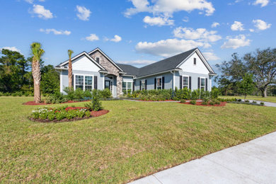 Coastal exterior home idea in Jacksonville