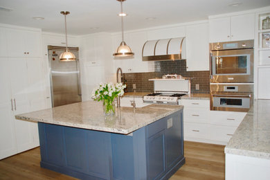 Example of a mid-sized minimalist kitchen design in Los Angeles