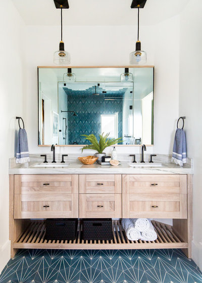 Andrea West Design设计的现代浴室