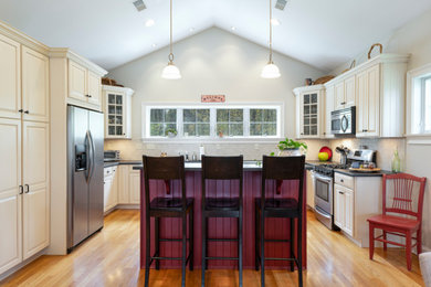 Example of a classic kitchen design in Boston