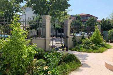 Esempio di un piccolo giardino minimalista davanti casa in estate con recinzione in metallo