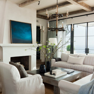 Foto de salón cerrado, mediterráneo, con chimenea tradicional